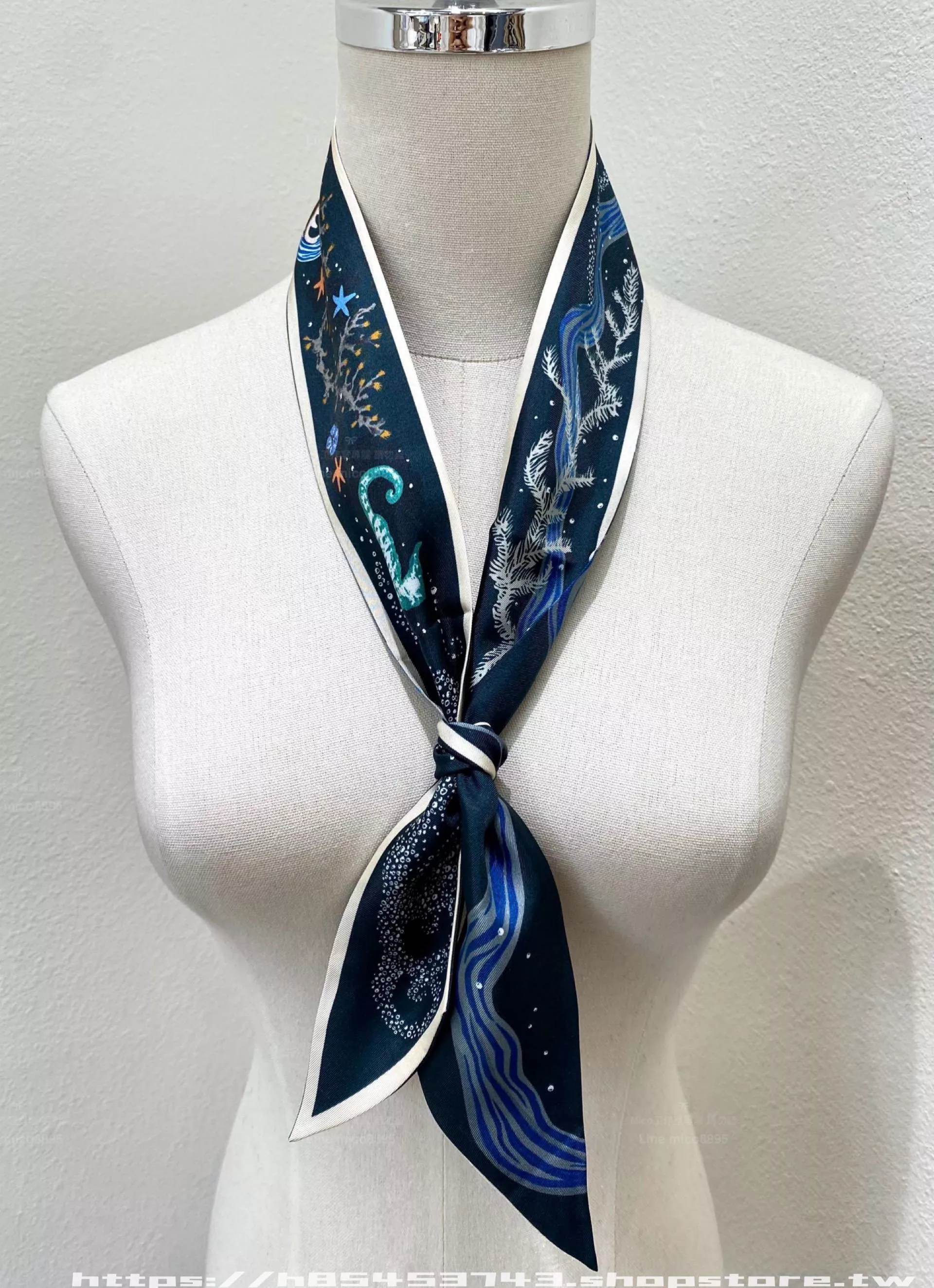 𝟐𝟔ꫛꫀꪝ《茹伊秘境 Mitzah》午夜藍色 Toile de Jouy 真絲束髮帶｜105×6cm