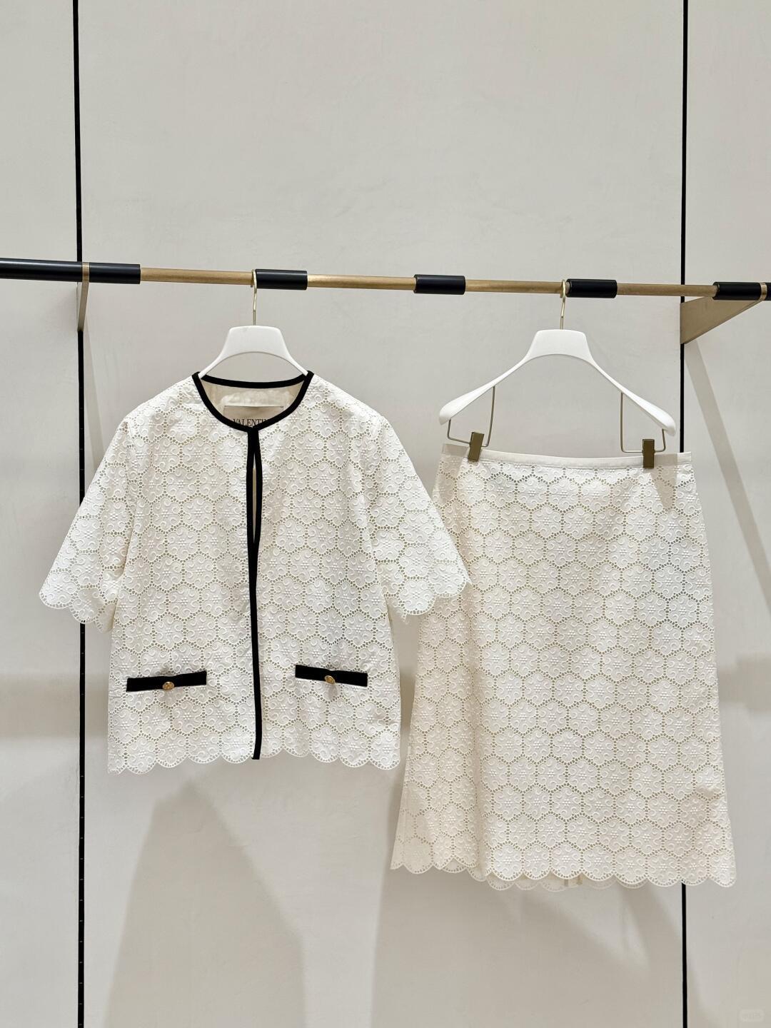 VALENTINO 26W 白色花邊鏤空上衣半裙套裝 36／38／40／42