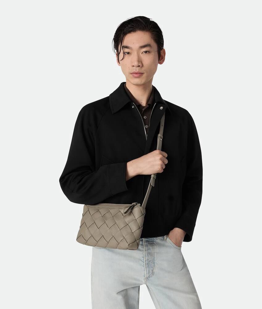 837112 卵石灰 Diago Zipped Messenger 小牛皮｜Diago 拉鍊斜挎包｜25cm
