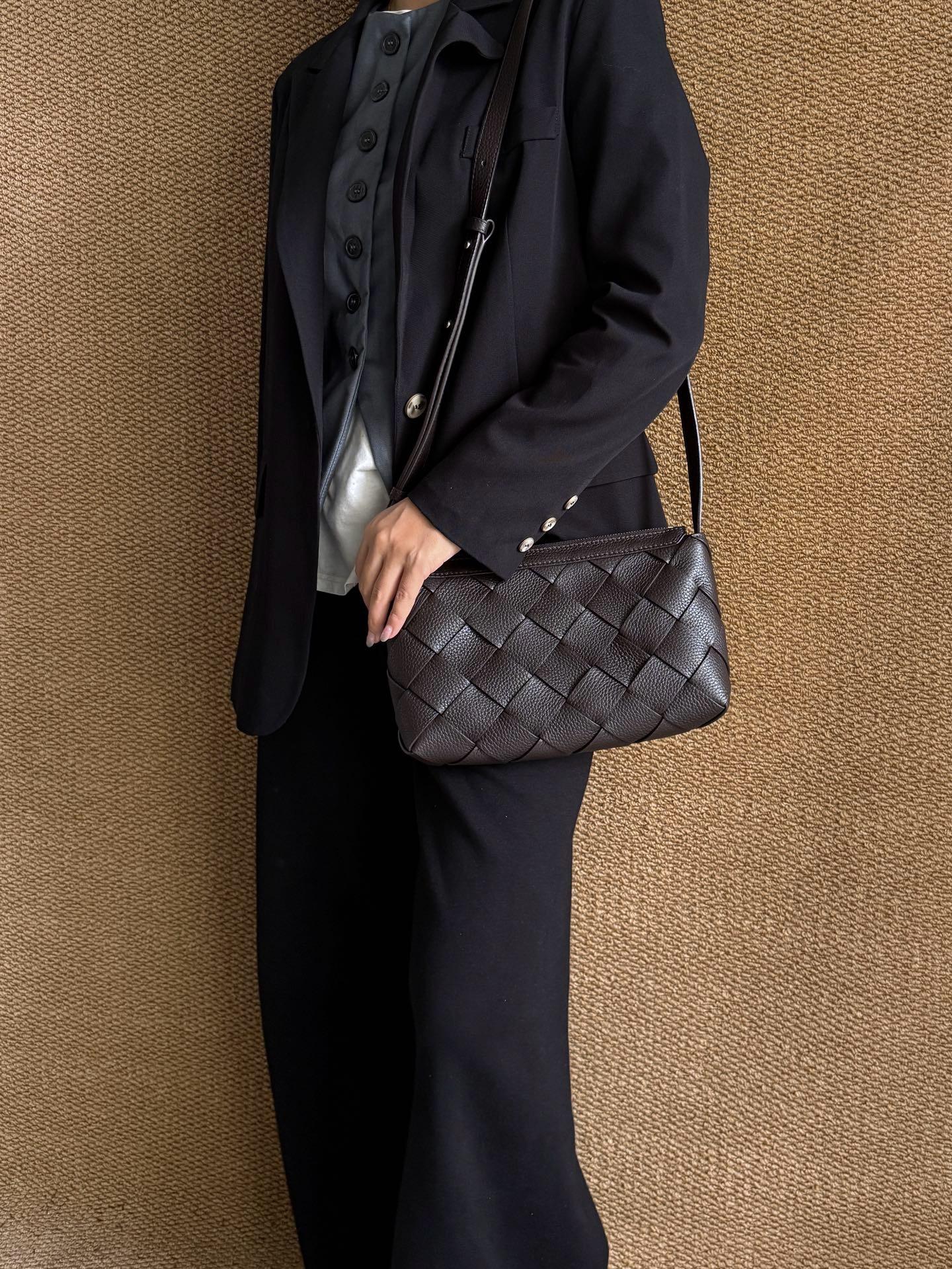 837112 黑棕 Diago Zipped Messenger 小牛皮｜Diago 拉鍊斜挎包｜25cm