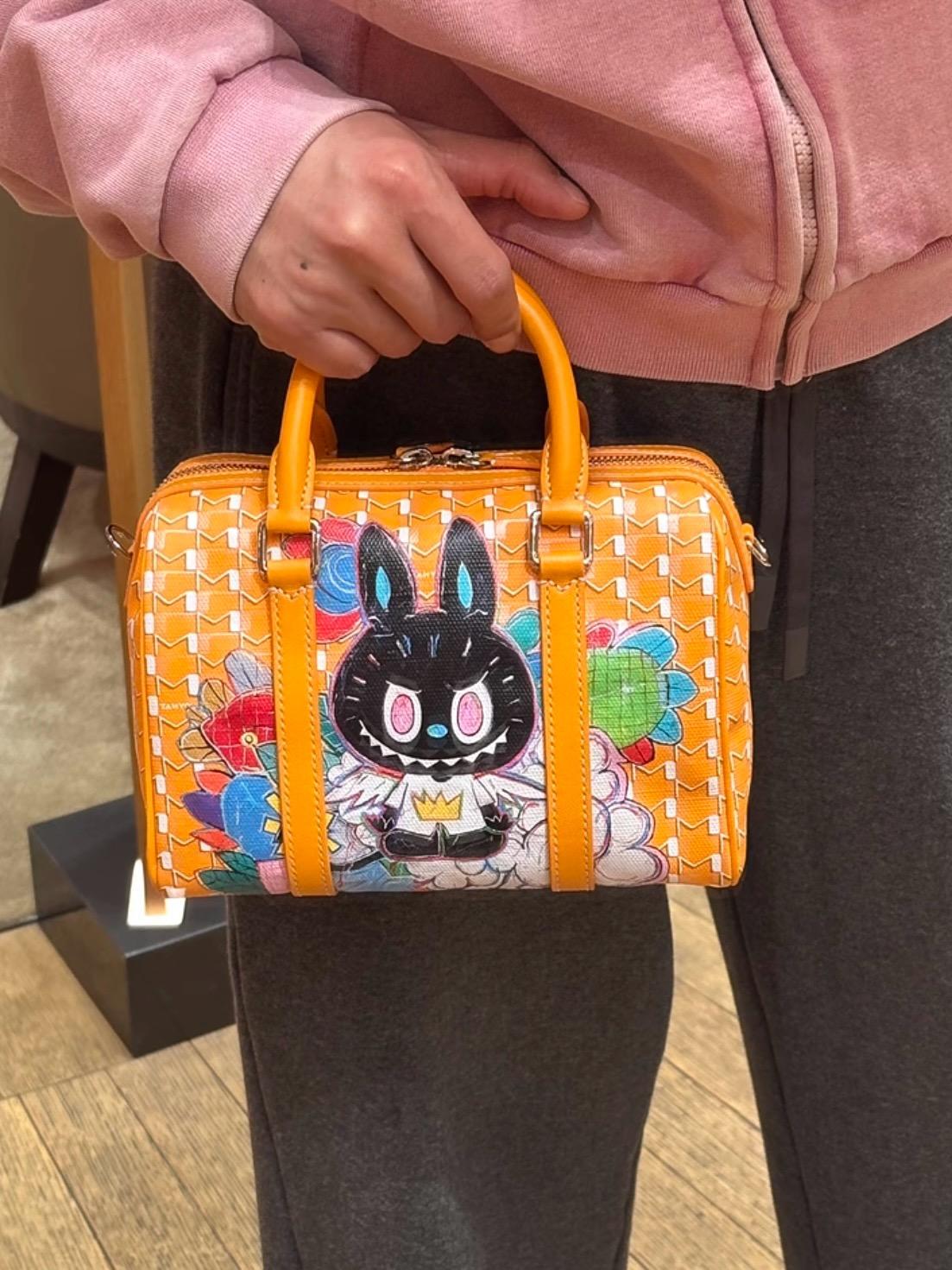 Moynat 元氣橘｜老花PVC｜Labubu聯名波士頓包 枕頭包｜20.5cm