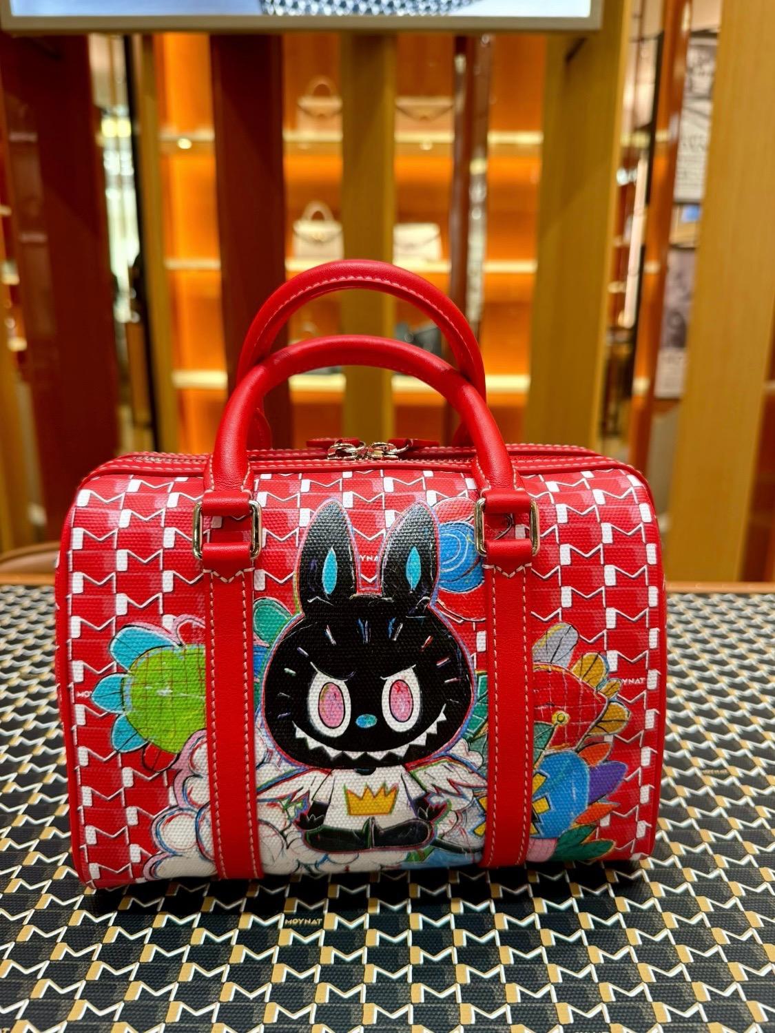 Moynat 紅色｜老花PVC｜Labubu聯名波士頓包 枕頭包｜20.5cm