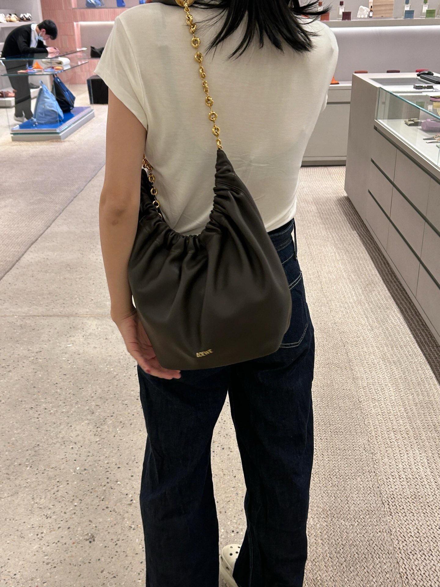 巧克力色/小羊皮 Small Squeeze bag in mellow nappa lambskin