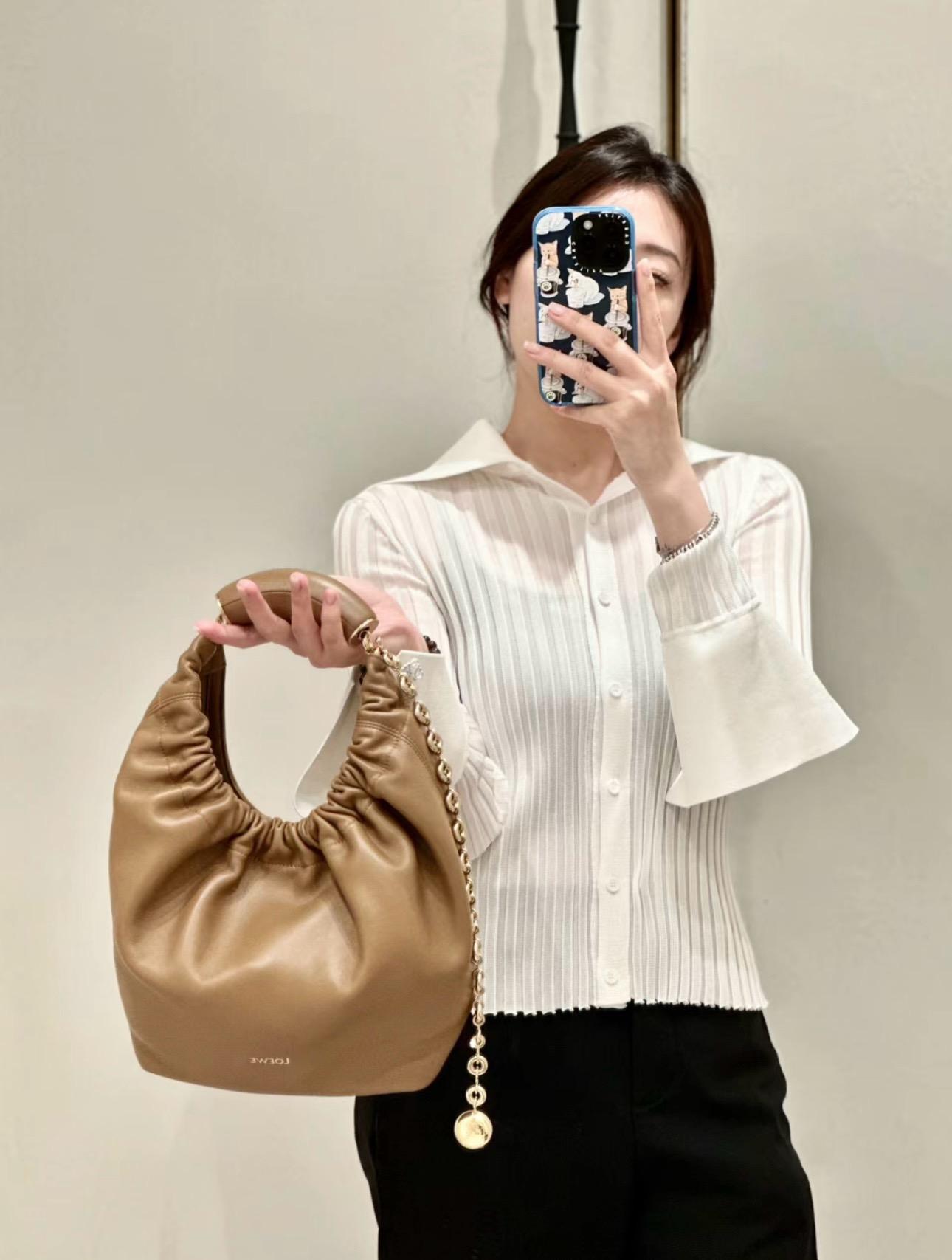 棕色/小羊皮 Small Squeeze bag in mellow nappa lambskin
