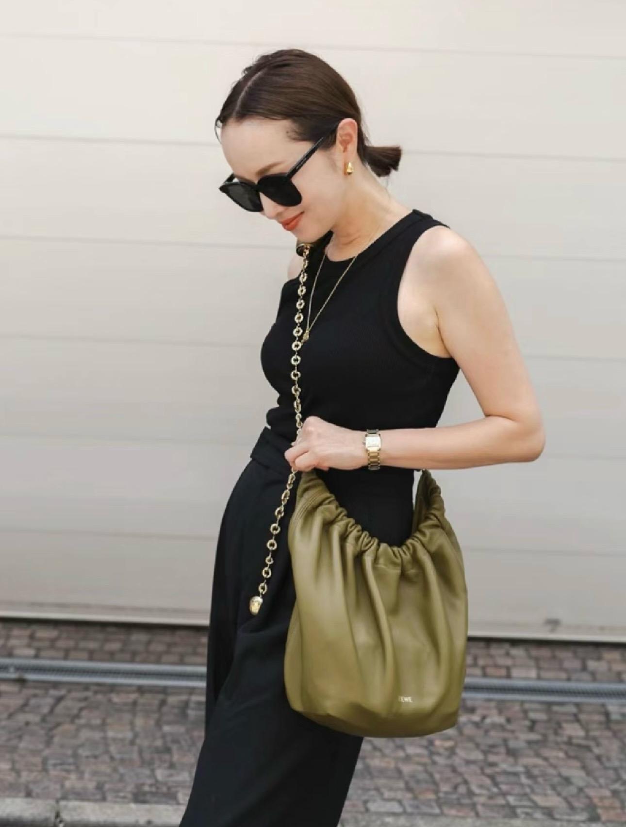 卡其綠/小羊皮 Small Squeeze bag in mellow nappa lambskin
