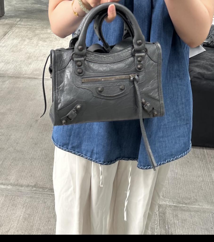 24s版本｜火山岩灰色/黑釦 Arena 爆裂小羊皮｜Le City bag Mini機車包｜24cm