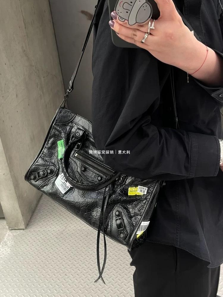 24s版本｜LE CITY BAG SMALL 中號 黑色｜裂紋油蠟牛皮｜貼標機車包｜30cm