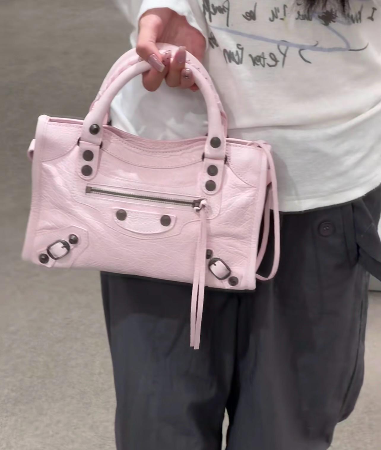 舊版本｜櫻花粉/黑釦｜Arena 爆裂小羊皮｜Le City bag Small 機車包｜30cm