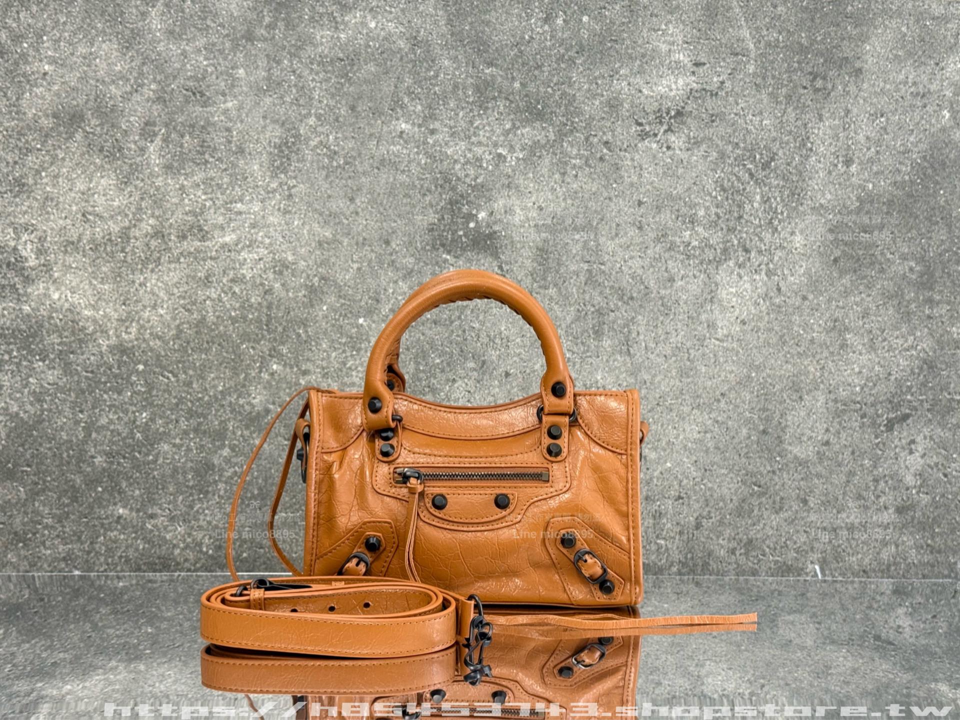 24s版本｜金棕色/黑釦 Arena 爆裂小羊皮｜Le City bag Mini機車包｜24cm