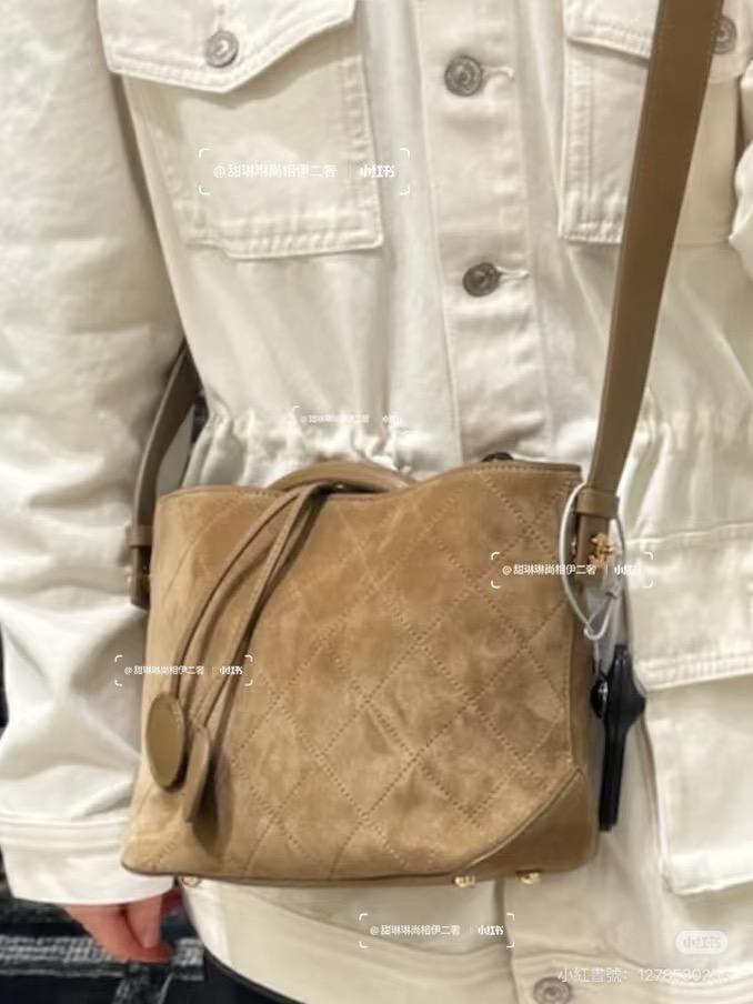 麂皮杏｜反絨麂皮｜26SS 寬肩帶手提水桶包｜26cm