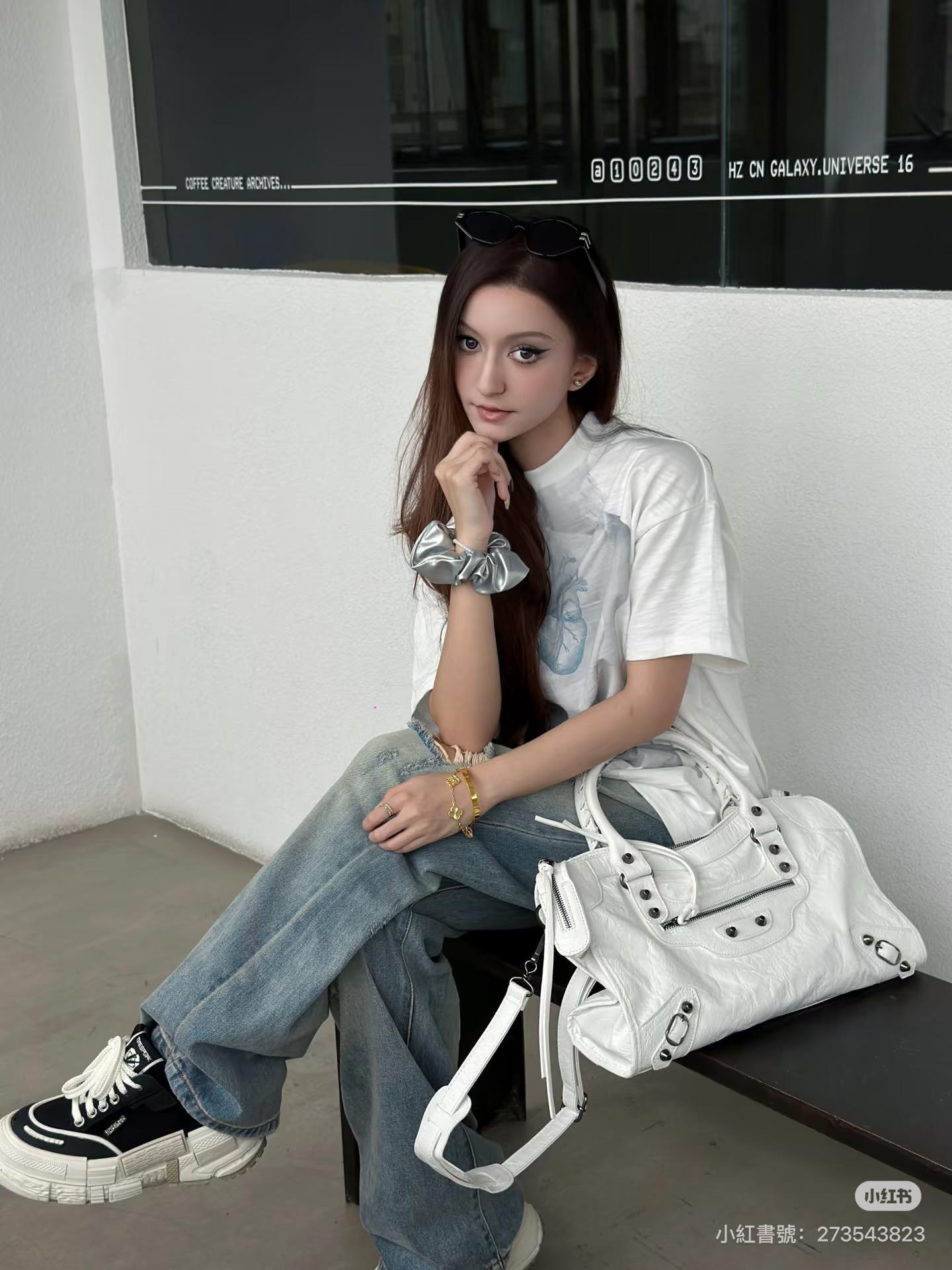 MEDIUM Le City bag 機車包｜白色/黑釦｜Arena 爆裂小羊皮｜38cm