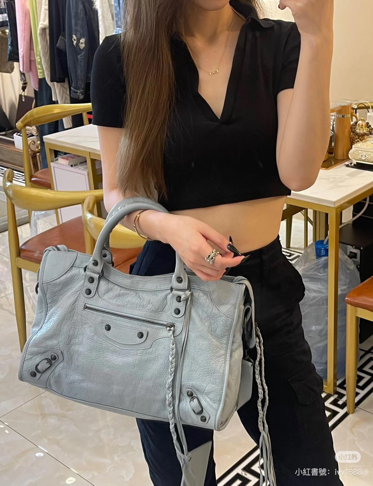 MEDIUM Le City bag 機車包｜灰藍色/黑釦｜Arena 爆裂小羊皮｜38cm