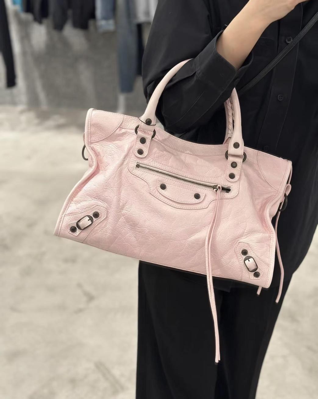 舊版本 MEDIUM Le City bag 機車包｜粉色/黑釦｜Arena 爆裂小羊皮｜38cm