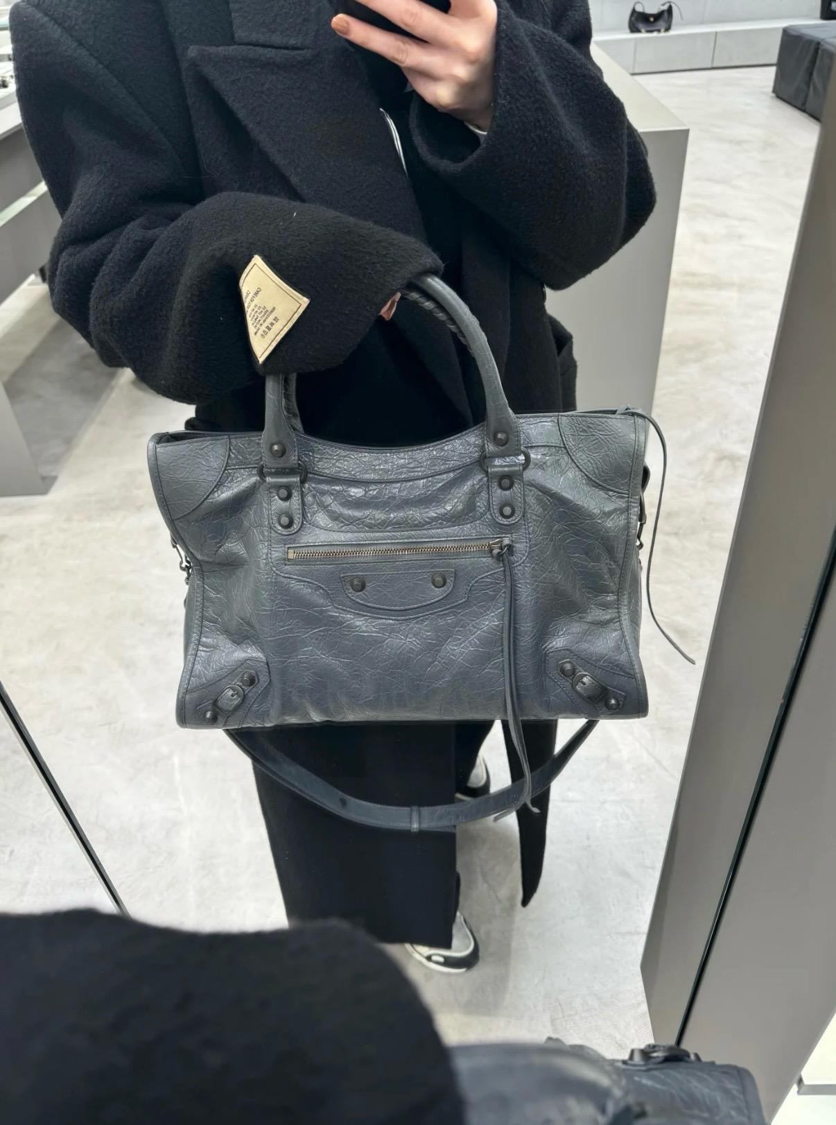 舊版本 MEDIUM Le City bag 機車包｜火山岩/黑釦｜Arena 爆裂小羊皮｜38cm