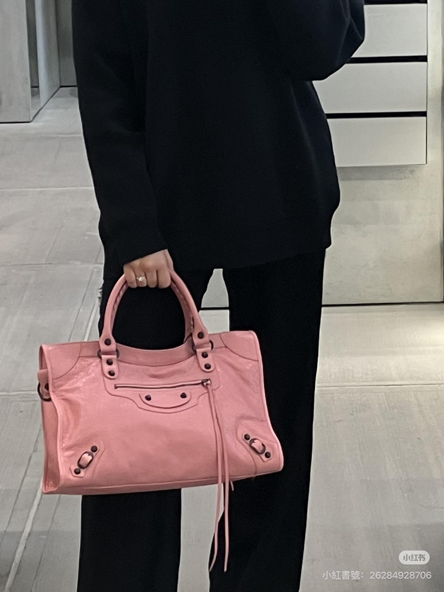 舊版本 MEDIUM Le City bag 機車包｜糖果粉/黑釦｜Arena 爆裂小羊皮｜38cm