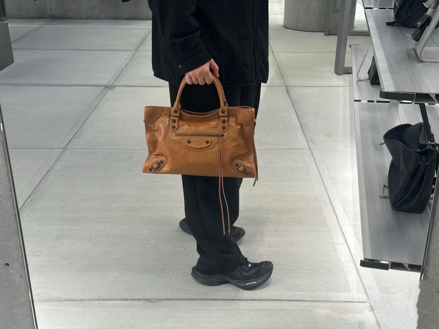 舊版本 MEDIUM Le City bag 機車包｜金棕/黑釦｜Arena 爆裂小羊皮｜38cm