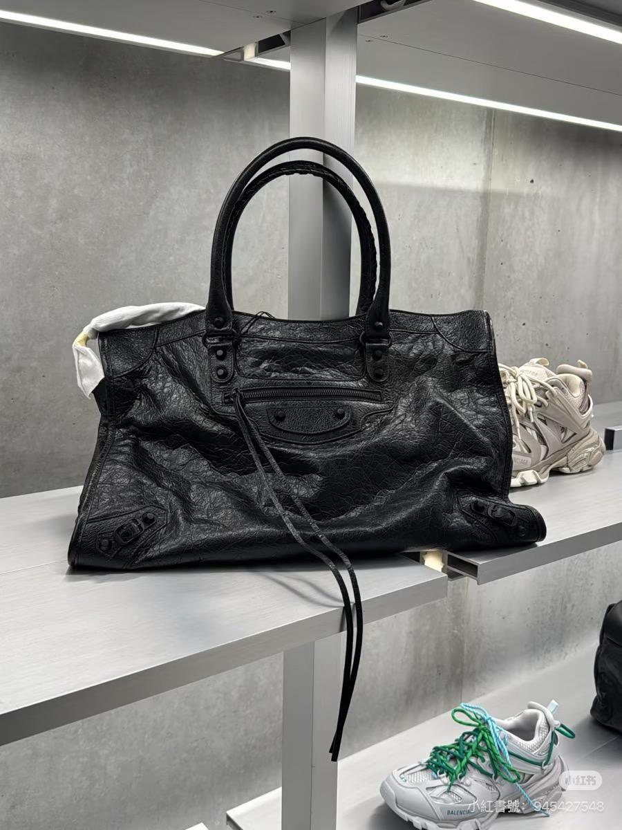 MEDIUM Le City bag 機車包｜黑色/黑釦｜Arena 爆裂小羊皮｜38cm