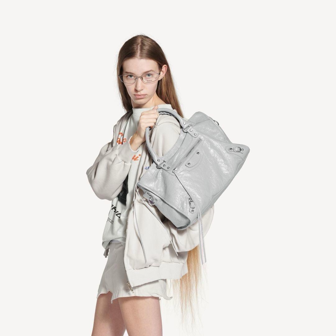 MEDIUM Le City bag 機車包｜淺灰色/銀釦｜Arena 爆裂小羊皮｜38cm