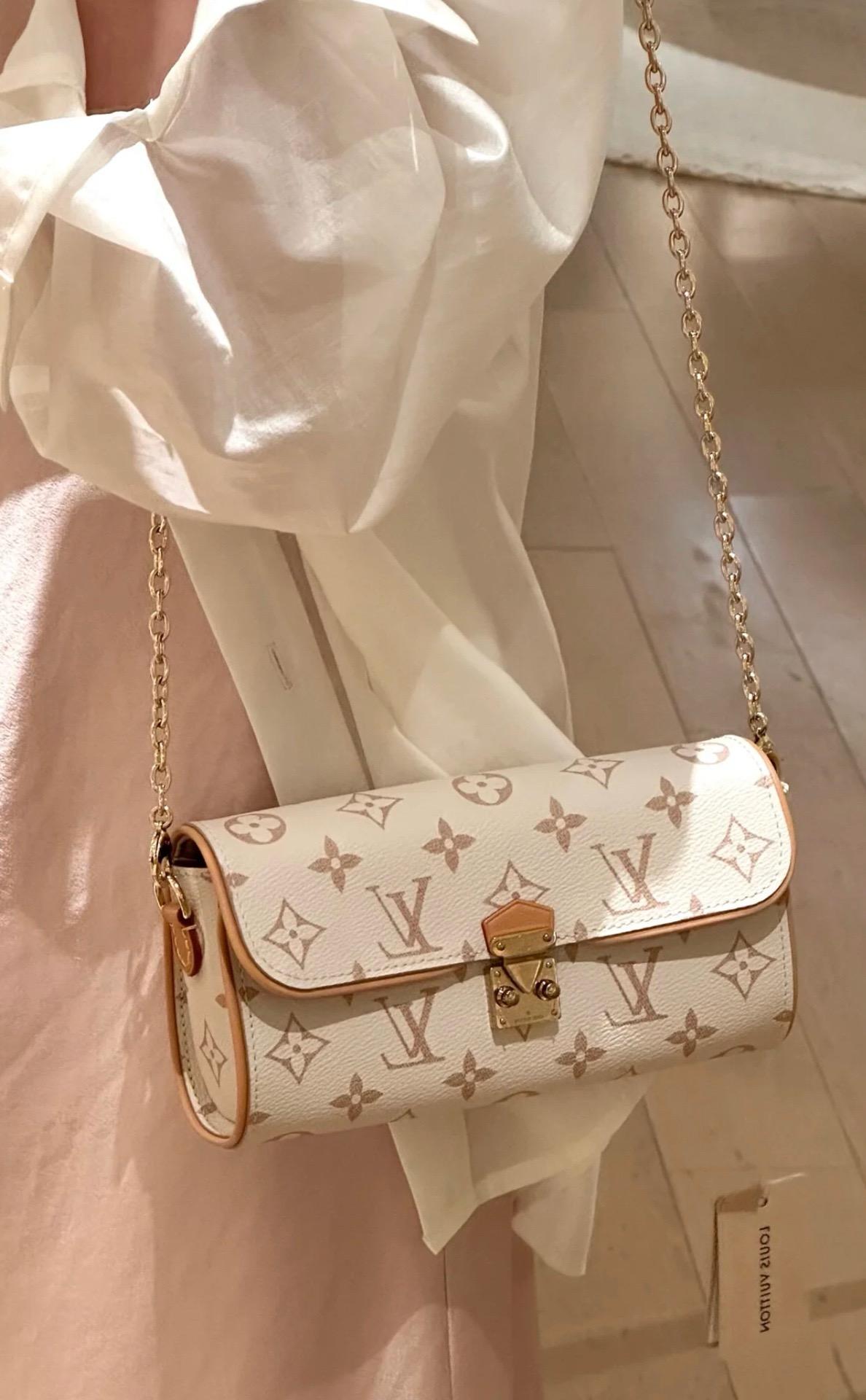 M26583 白花色｜Monogram Dune帆布×牛皮｜Pochette Camille手袋｜20.5cm