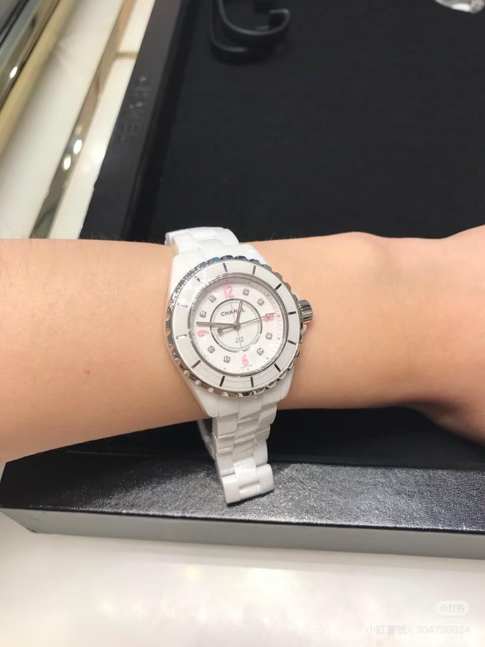 白盤彩字帶鑽｜高科技精密陶瓷×天然貝母｜J12真鑽石英腕錶｜33mm