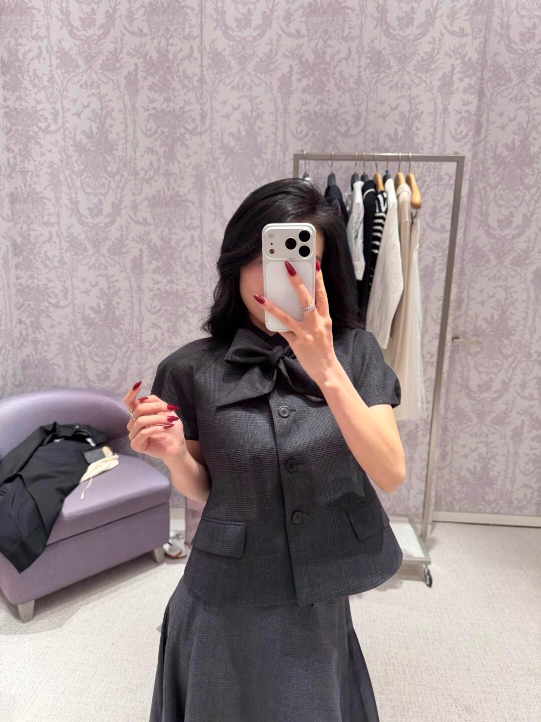DIOR 26S 細格紋羊毛領結上衣＋高腰半褶裙套裝