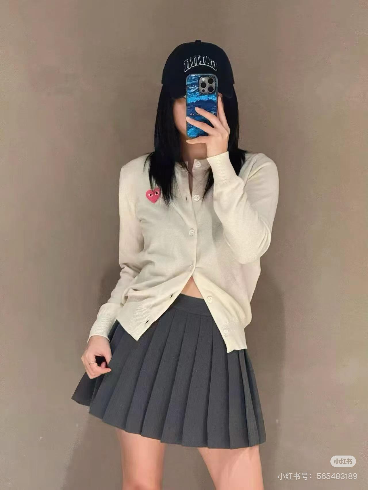 川久保玲 CDG PLAY 26S 白色｜粉色愛心刺繡圓領全羊毛針織開衫｜XXS／XS／S／M／L／XL