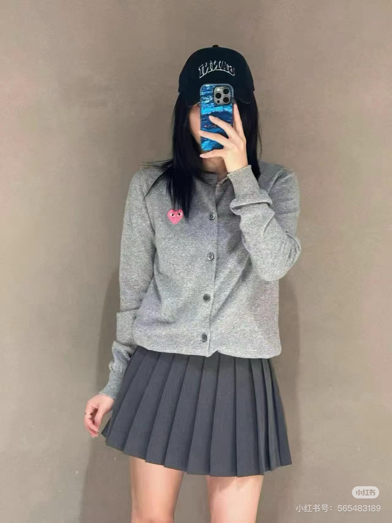 川久保玲 CDG PLAY 26S 麻灰色｜粉色愛心刺繡圓領全羊毛針織開衫｜XXS／XS／S／M／L／XL