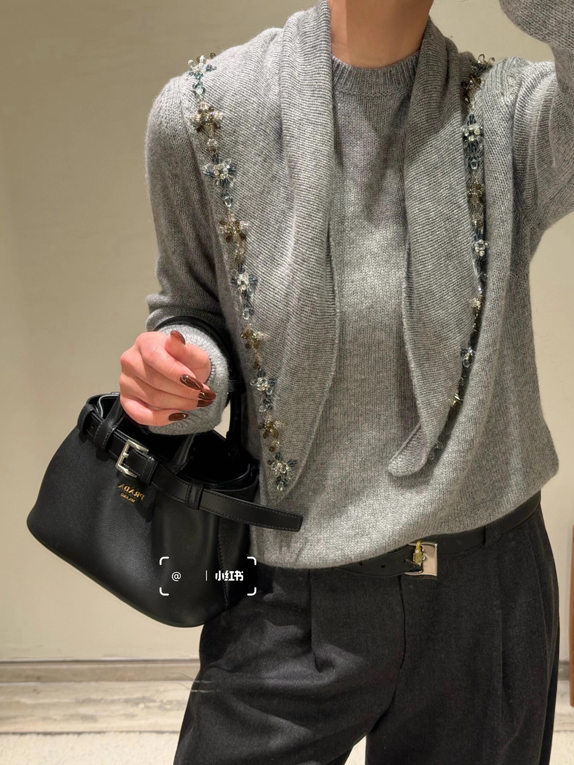 PRADA 26S 重工釘珠刺繡領結灰色羊絨針織衫｜36／38／40