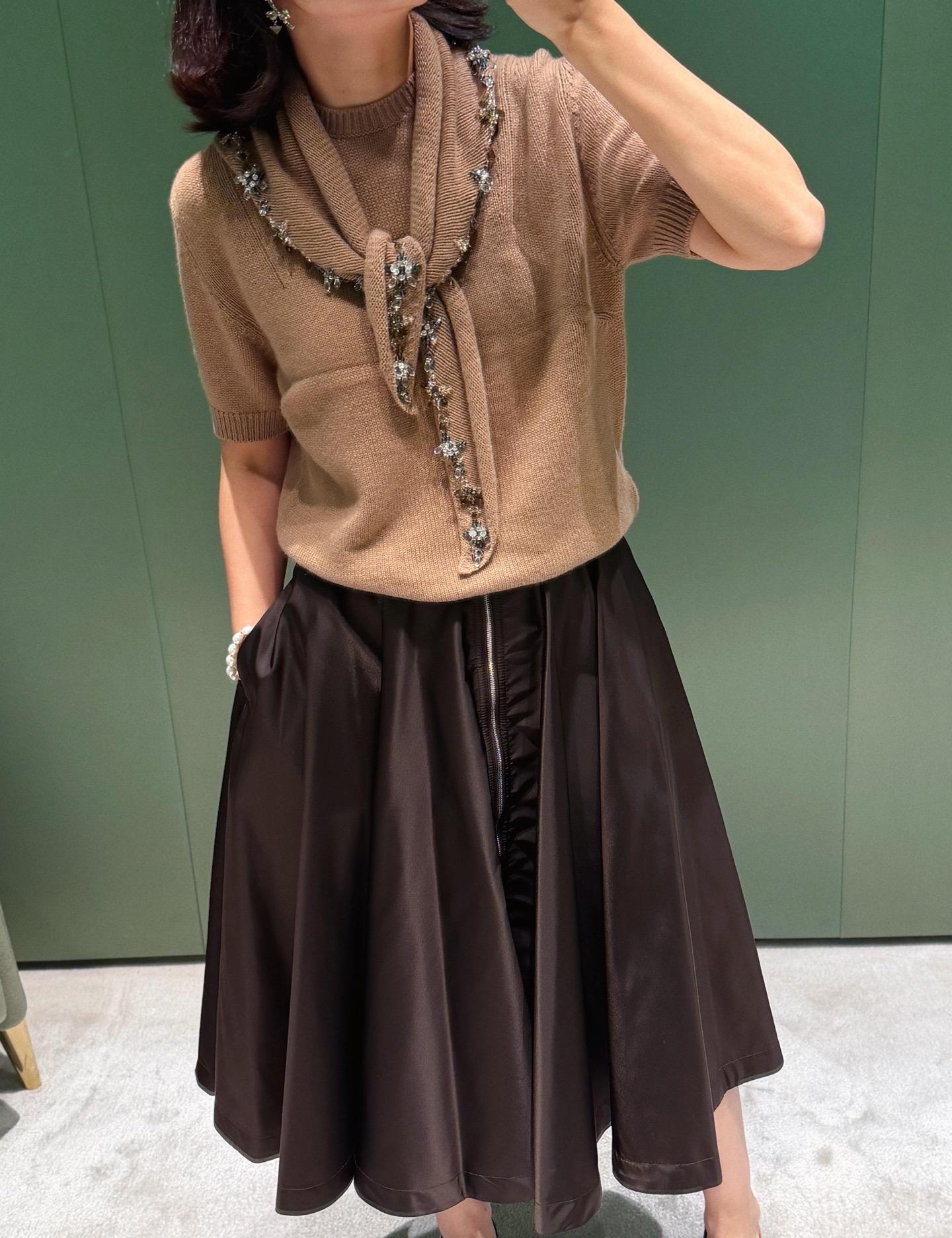 PRADA 26S 重工釘珠刺繡圍巾咖色羊絨短袖針織衫｜36／38／40