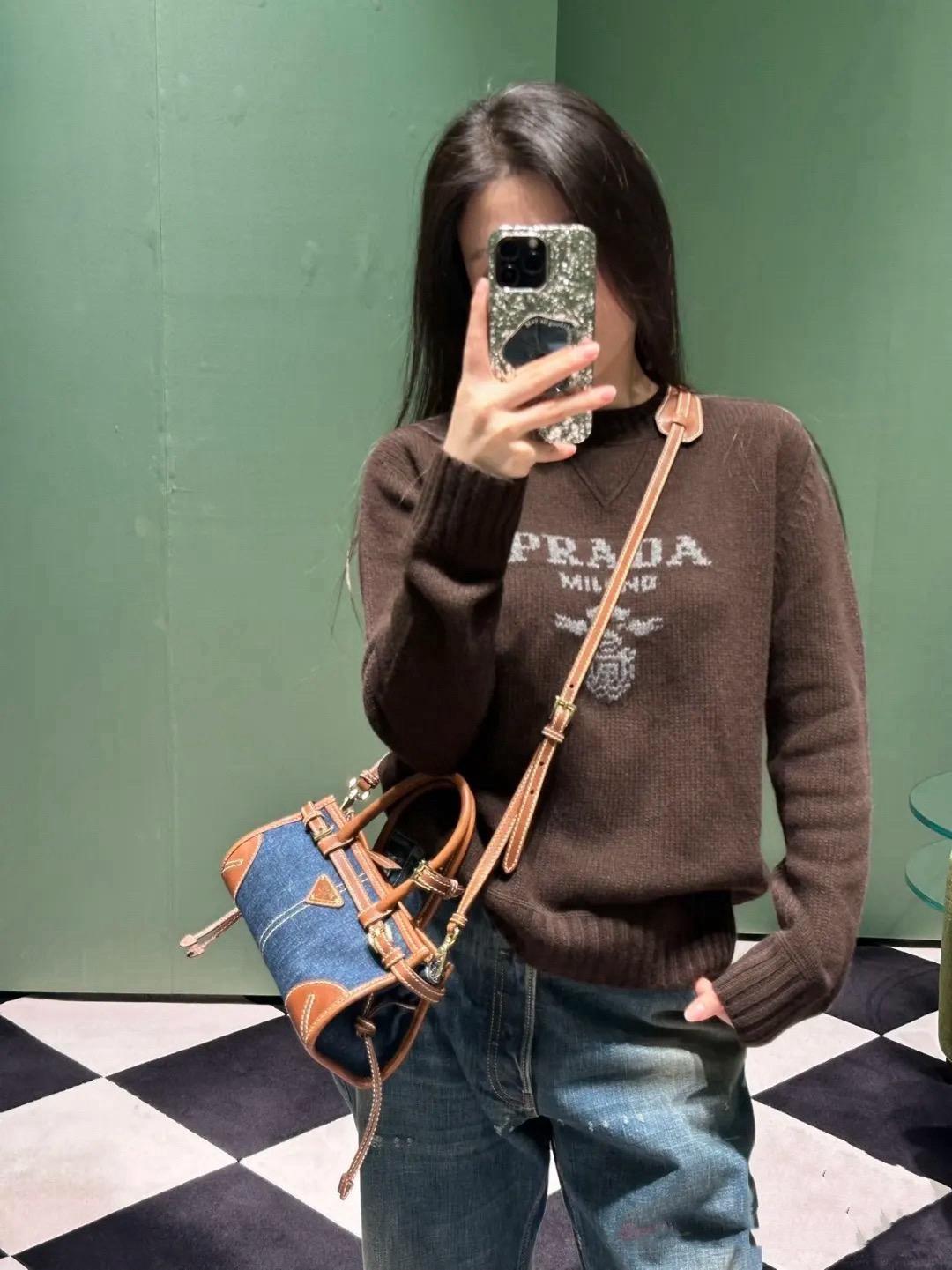 PRADA 經典徽標刺繡圓領羊絨毛衣｜深棕色｜S／M／L