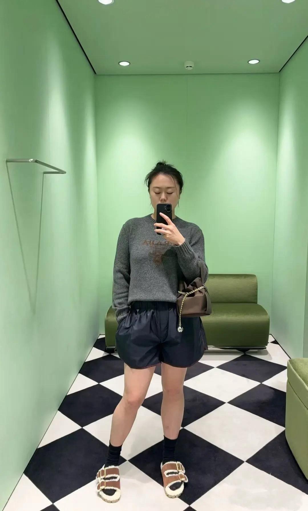 PRADA 經典徽標刺繡圓領羊絨毛衣｜灰色｜S／M／L