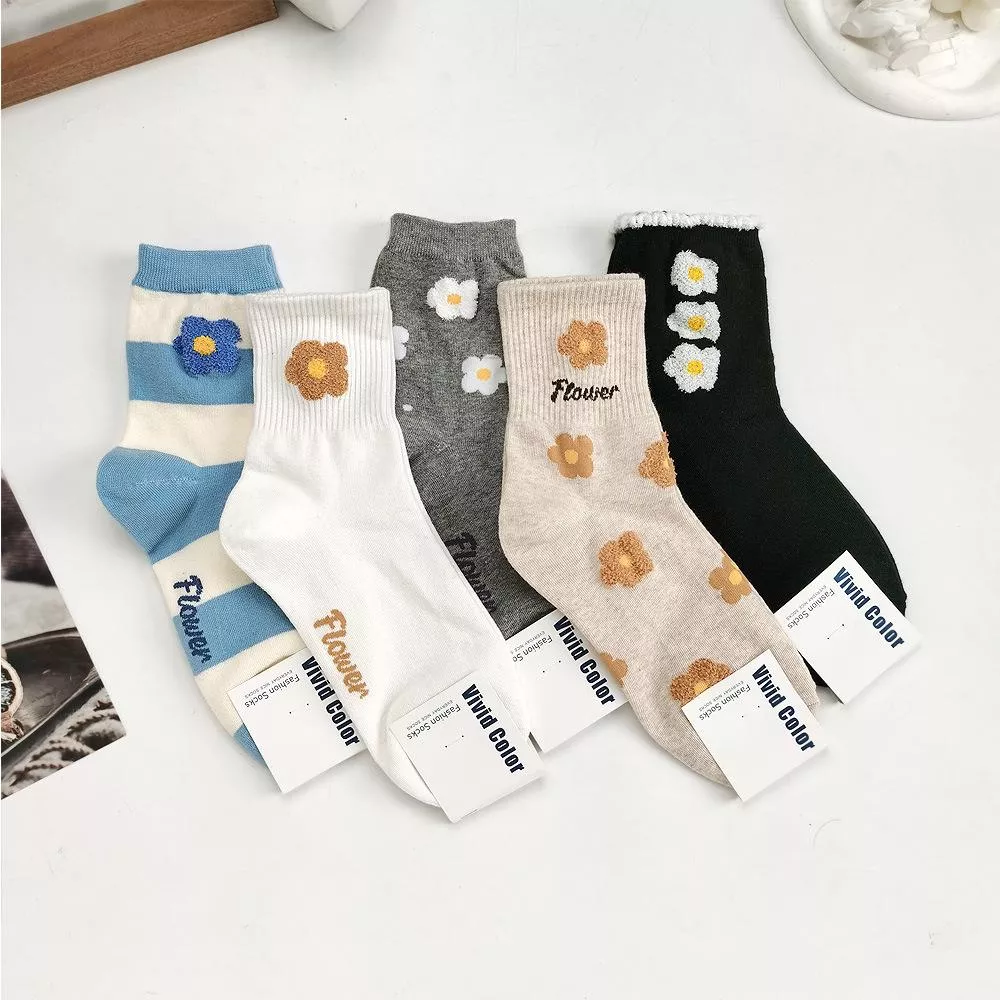 韓國襪子 毛絨花朵中筒襪