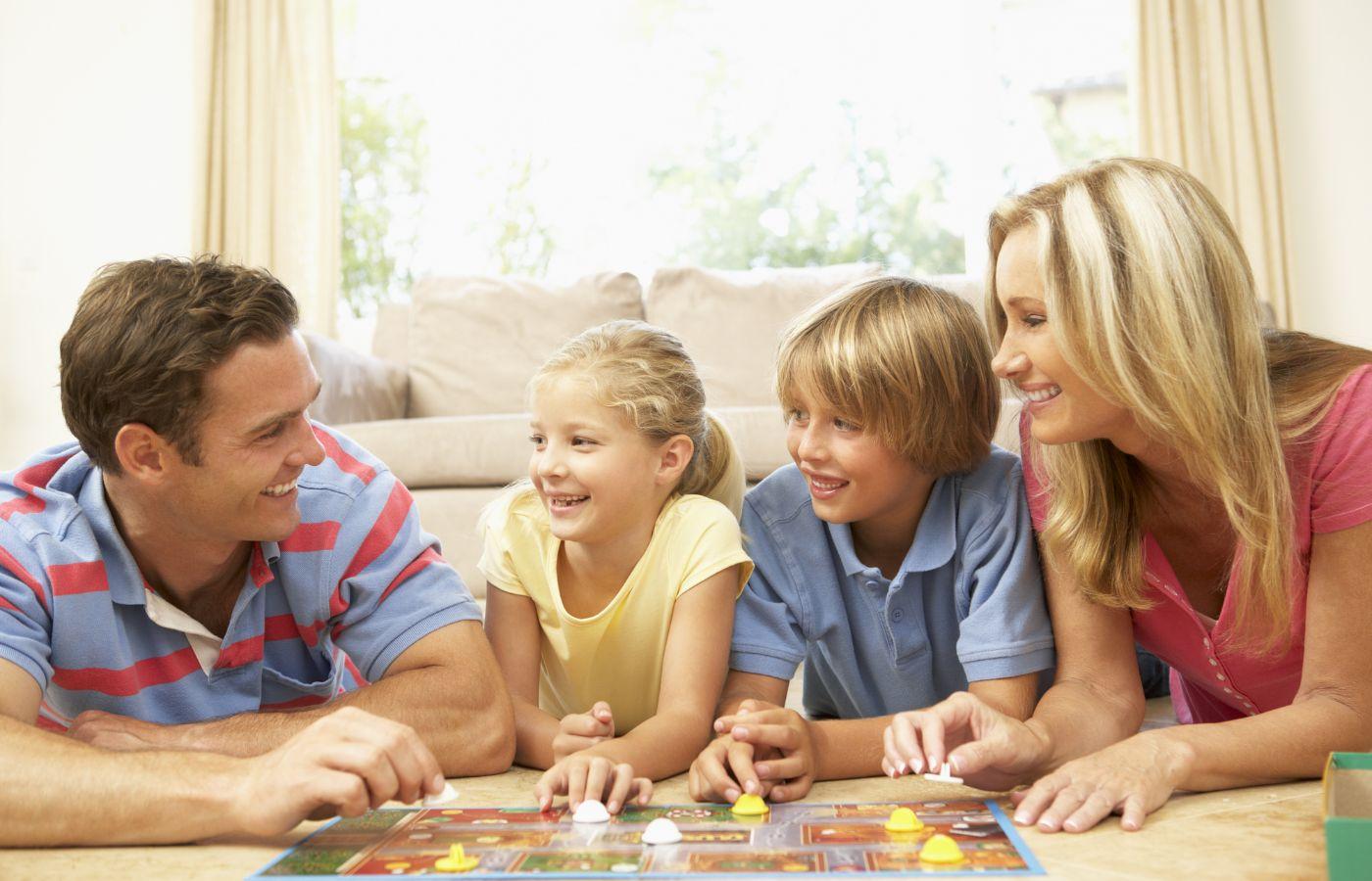 孩子成長的秘密武器：陪伴他們一起玩桌遊 !