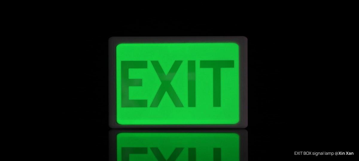 以 Bambu PLA Glow 夜光系列線材 列印的 EXIT 出口標示牌在暗處發出綠光