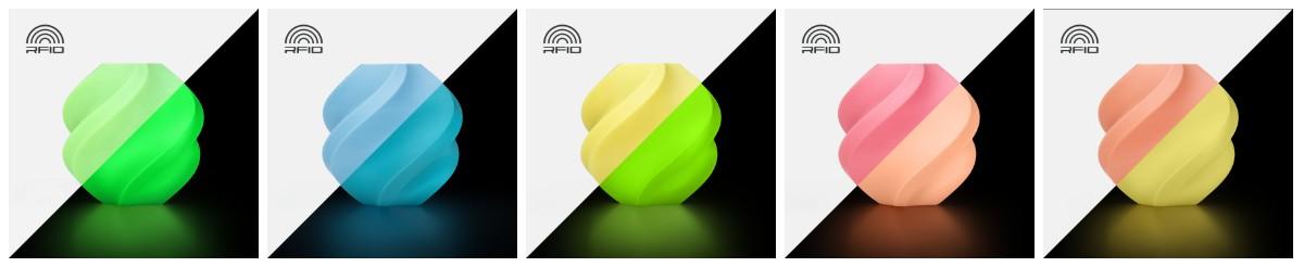 Bambu PLA Glow 夜光系列線材 5 色對照：螢光綠、螢光藍、螢光黃、螢光粉、螢光橘在亮處與暗處的顏色