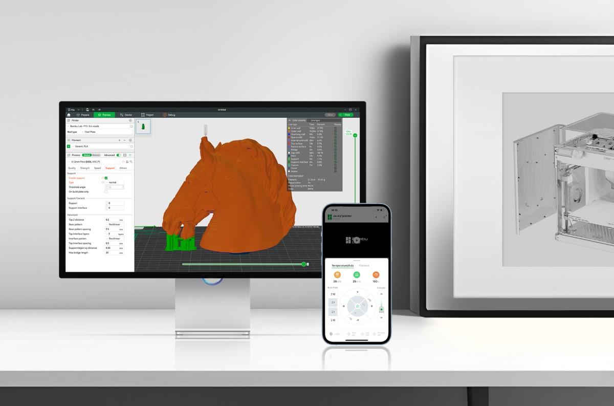 桌上螢幕顯示 Bambu Studio 切片軟體，旁邊手機顯示 Bambu Handy App 的列印監控畫面