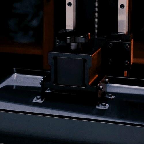 Phrozen Sonic Mighty 8K 的列印平台與機身內部特寫