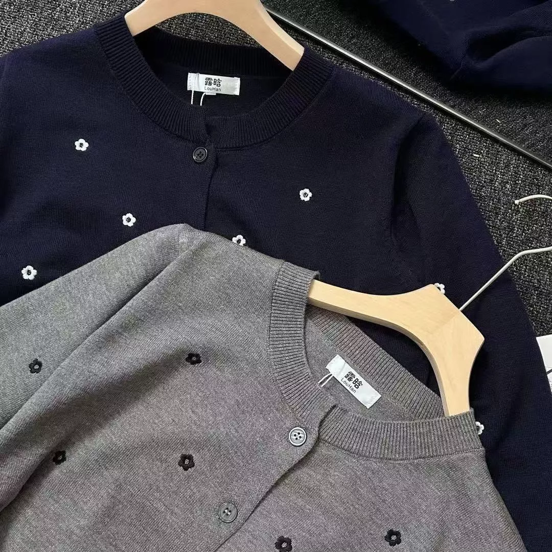 預購20天到貨  預購  春夏花朵開衫    顏色：深藍、灰