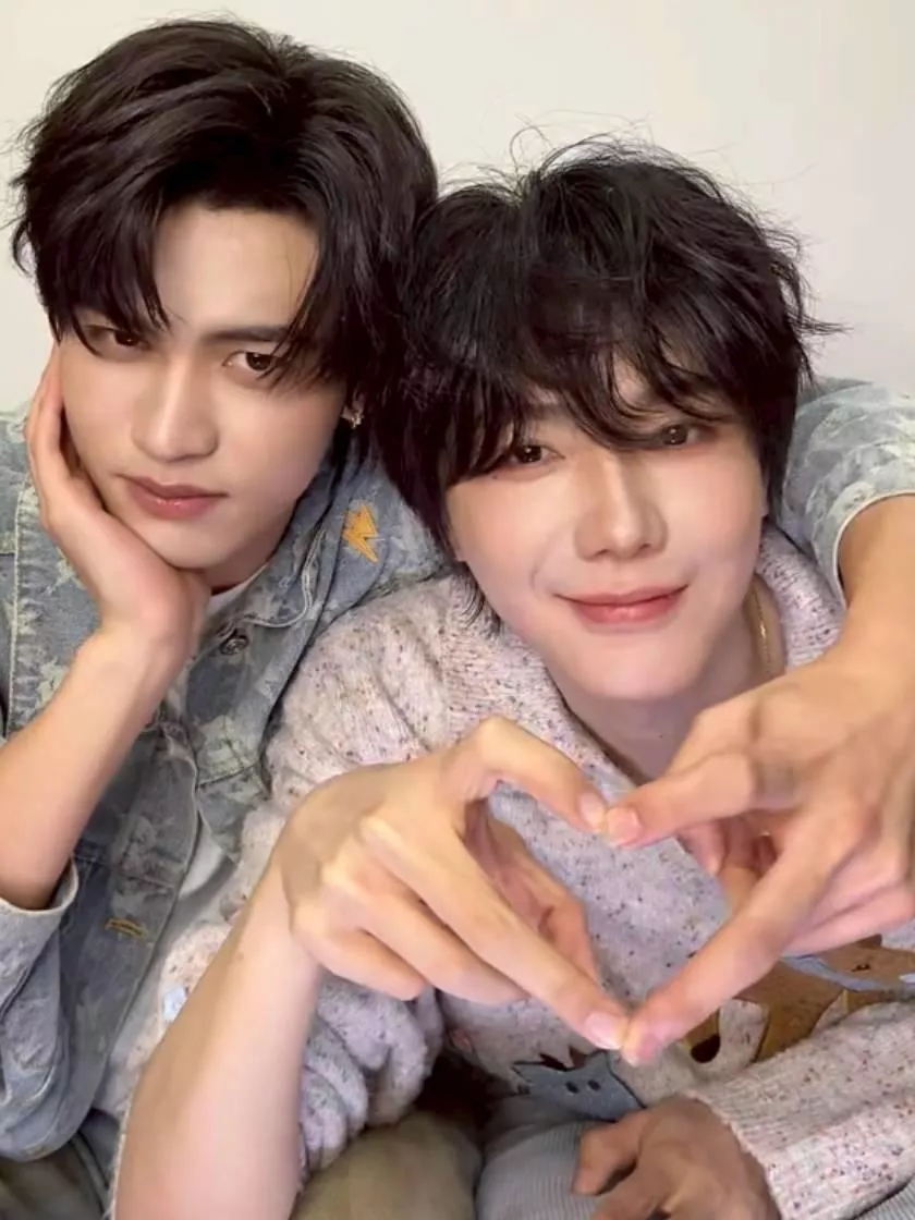 預購30天到貨 吾岸    郝熠然 官方正品GUUKA星星紐扣V領針羊毛衫     --------樊霄雲旗郝熠然游書朗 雲熠星河 四面佛