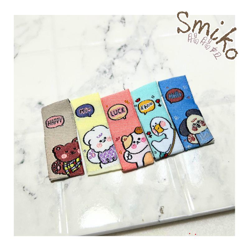 Smiko 腸腸妞🌟15mm HELLO 動物織標 刺繡 DIY 側標 衣標 手作 DIY材料 側標 拼布材料