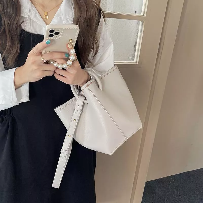 奶油白軟皮水桶包