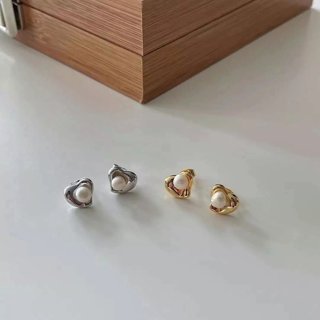 可配一套的珍珠愛心耳環