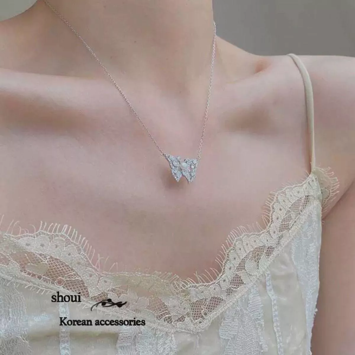 書冊上蝴蝶 | 鎖骨項鍊