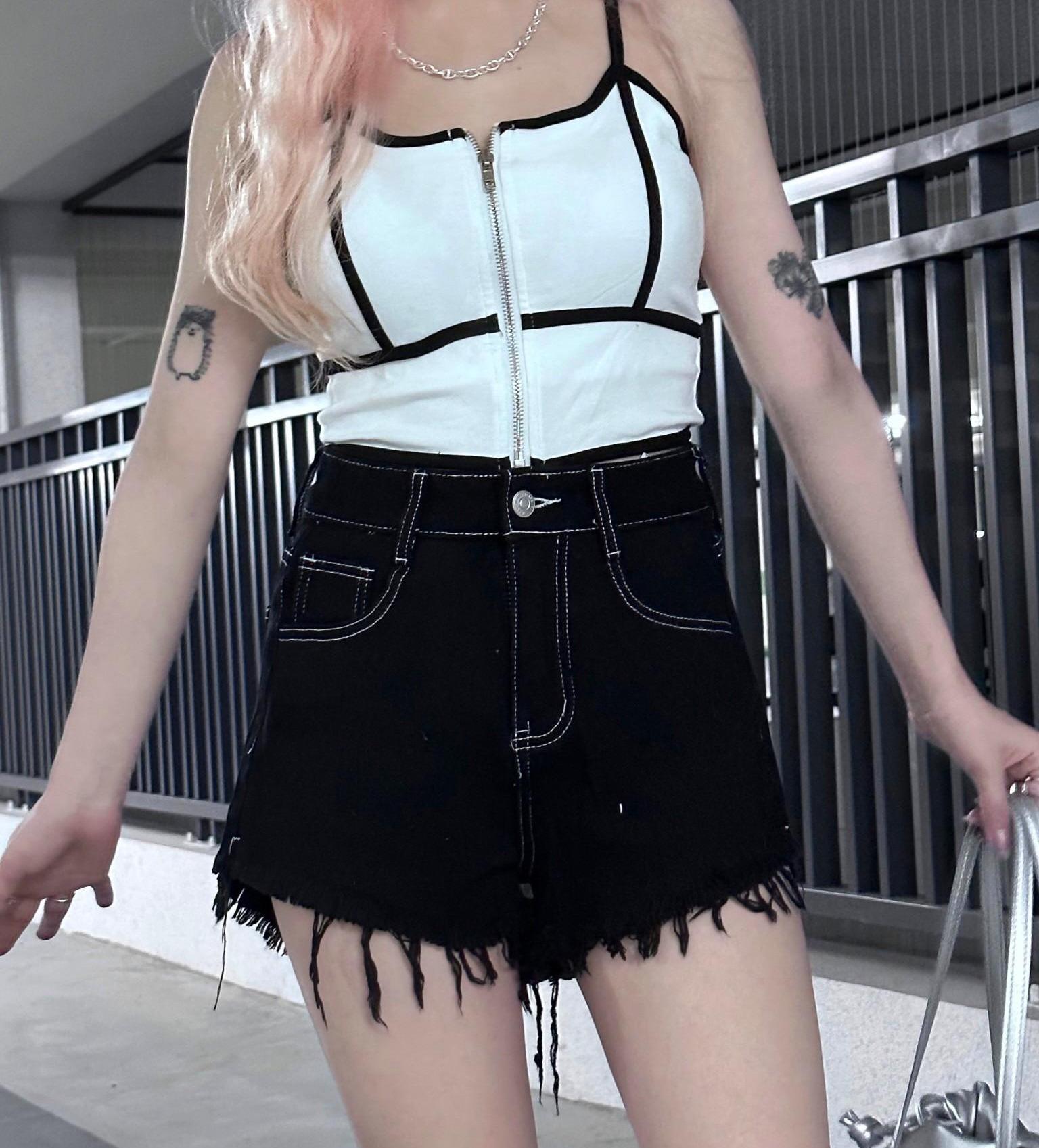 小辣妹造型刷鬚牛仔短褲