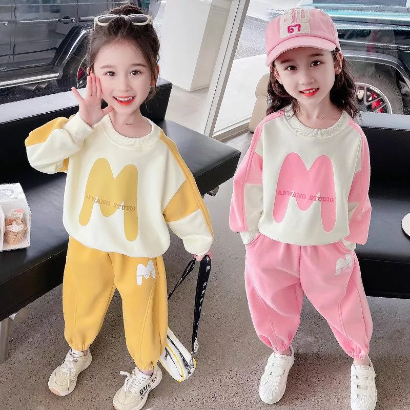 帥氣甜美兼具的撞色字母休閒套裝