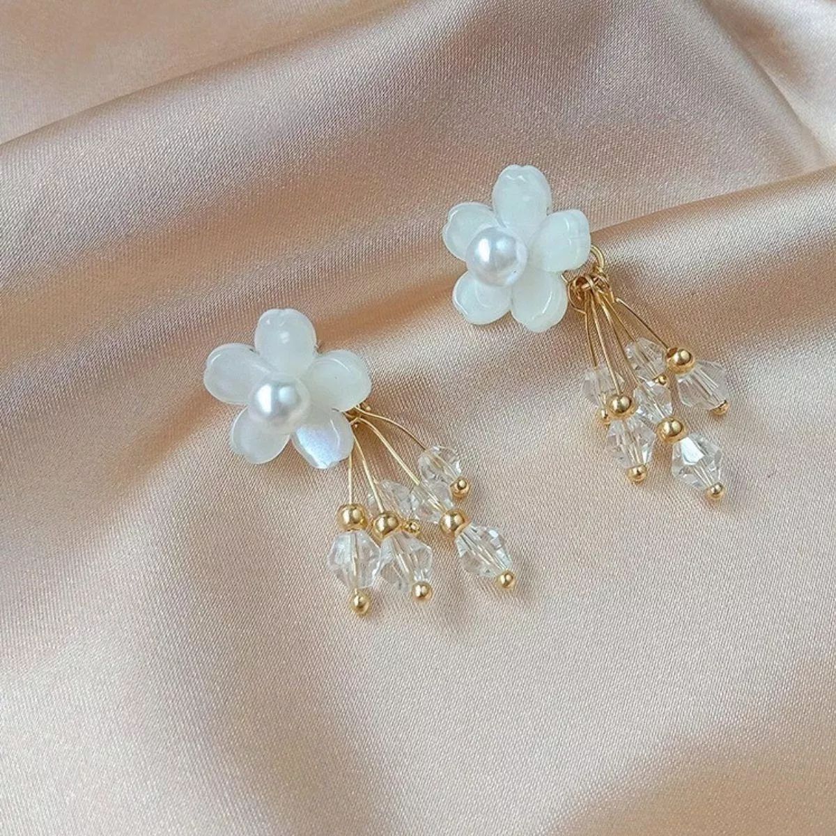雪白花朵 • 後扣式耳環