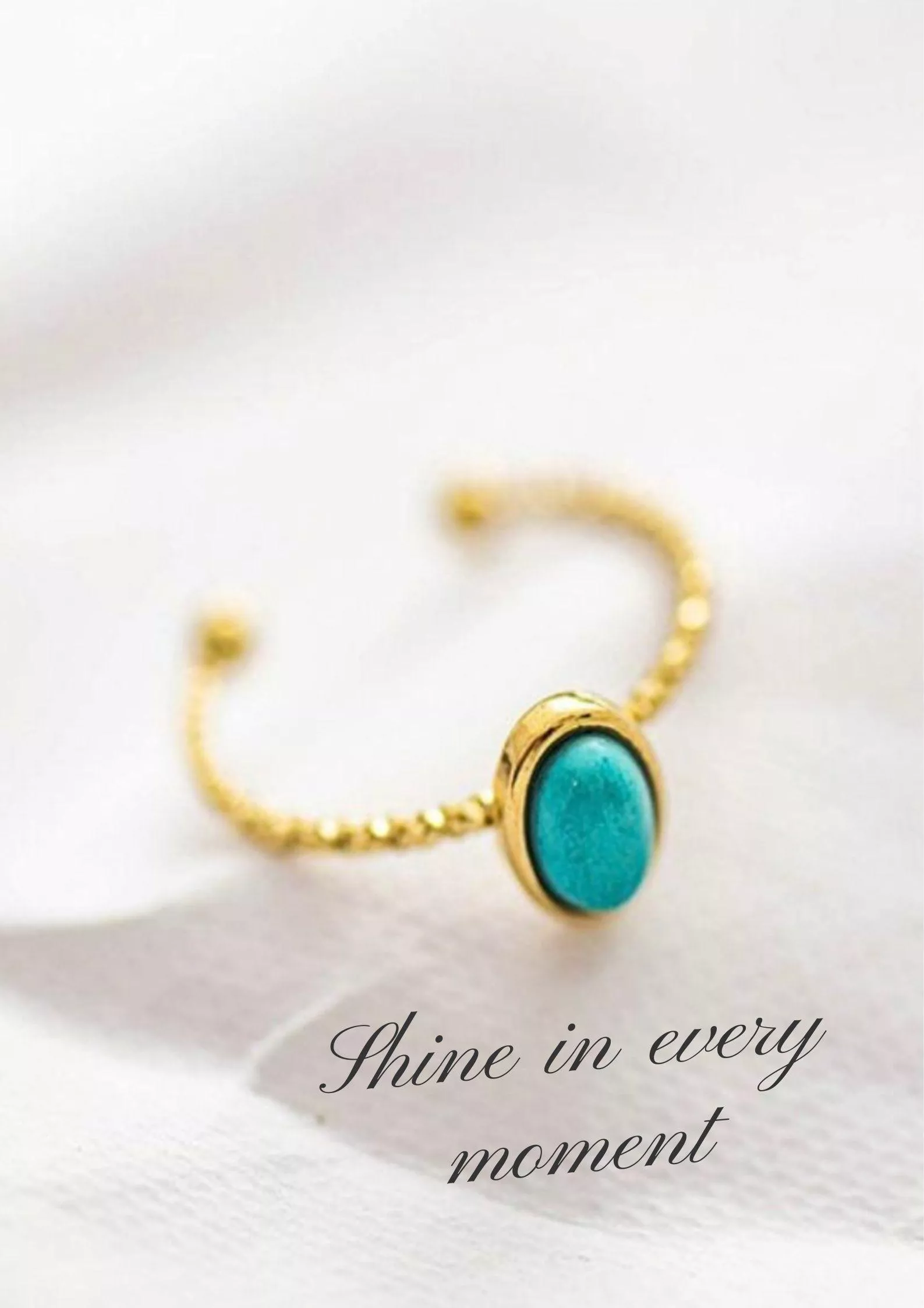 鈦鋼戒指,「卡帕多西亞」是那種一戴上就會讓人好奇問「欸你這戒指在哪買?」的款式。 立體線條像異國地景一樣有層次感,戴在手上立馬變身氣場系女生。 不管是黑色 T-shirt、皮外套、襯衫或簡單白 Tee,搭它都超級有味道。 鈦鋼材質也很省心,不怕水、不掉色,不用小心翼翼照顧,隨便戴都帥。