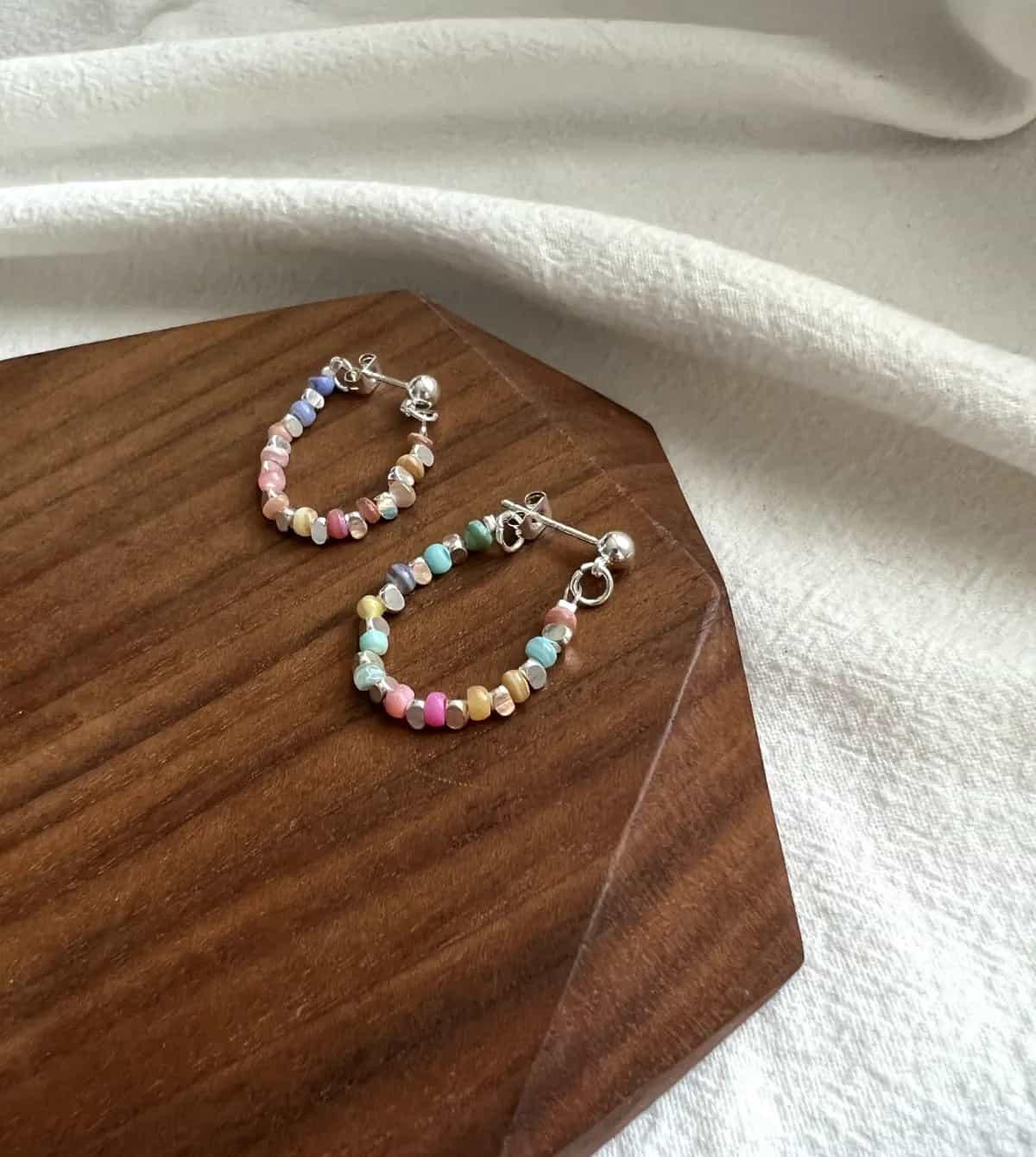 串珠耳環、彩虹耳環、後扣耳環、垂墜耳環、後扣式耳環 米蘿飾品批發 銀色圓珠耳針搭配後扣繽紛彩虹串珠弧環耳環