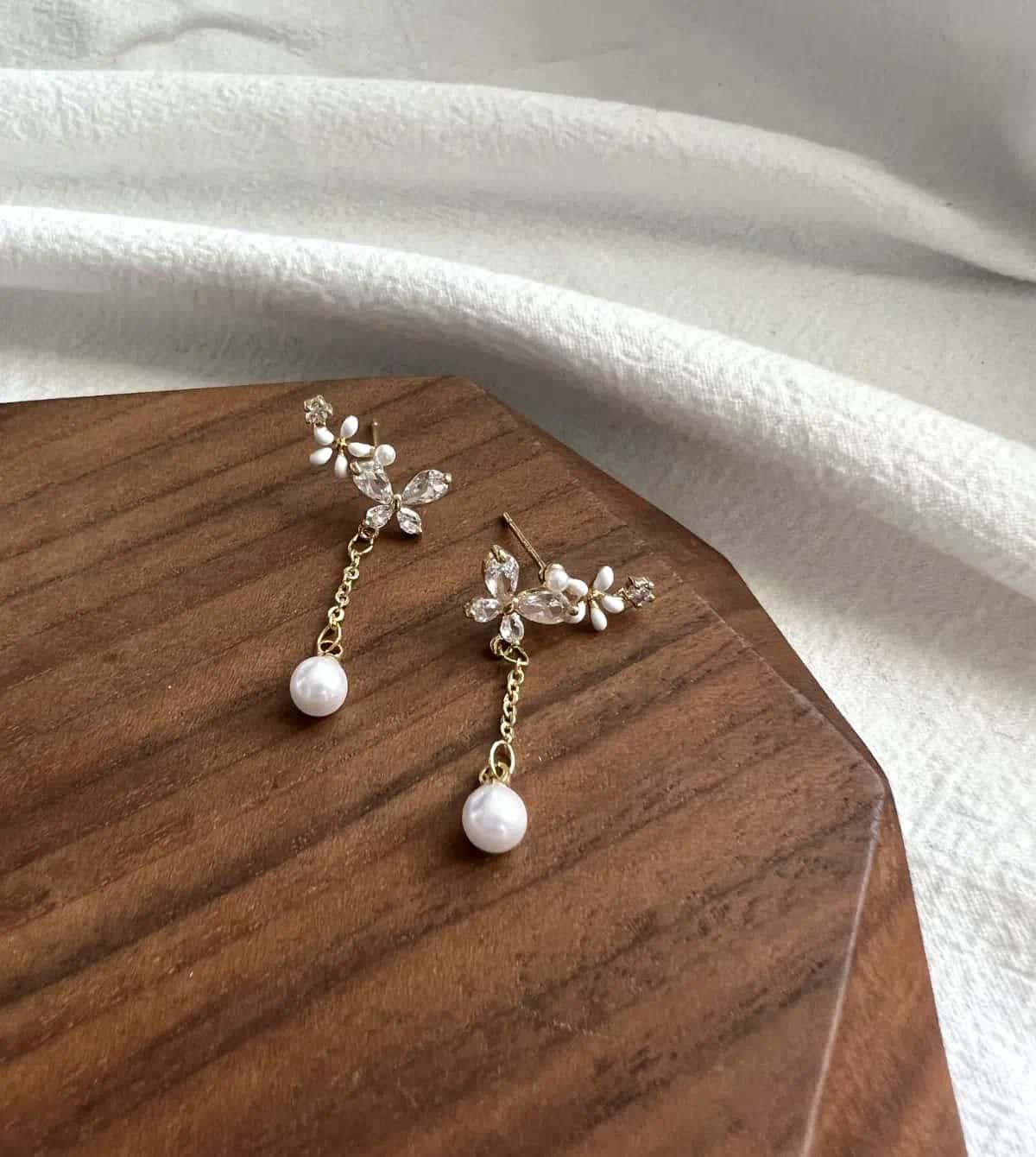 蝴蝶耳環、珍珠耳環、花朵耳環、垂墜耳環、抗過敏耳環 米蘿飾品批發 金色白色小花與微鑲閃鑽蝴蝶連綴珍珠細鍊垂墜耳環