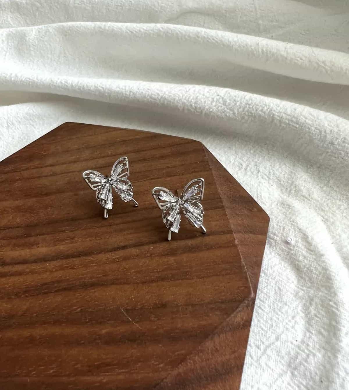 精緻立體展翅蝴蝶輪廓與清冷多切面閃耀鋯石